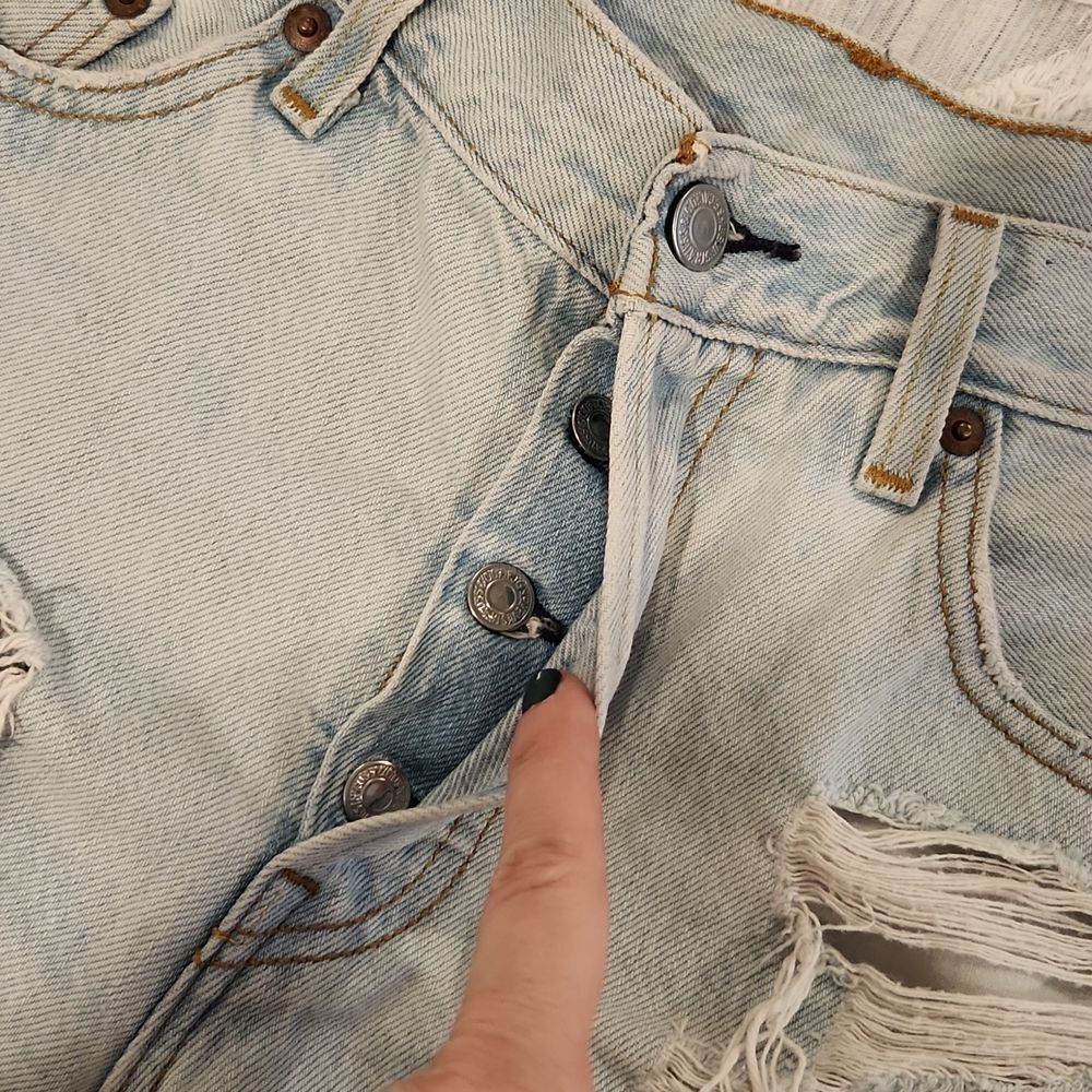 Light wash, button fly high waist Levi's jean shorts size 28! - Picture 2 of 13
